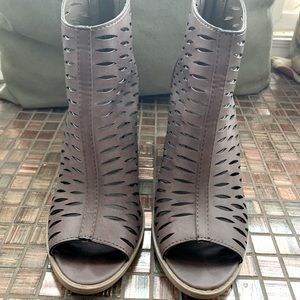 Super cute light tan heeled open toed bootie